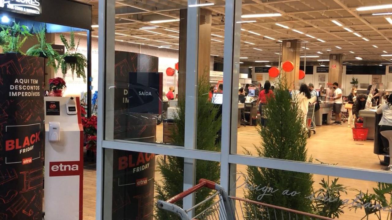 Loja Etna fecha mais cedo devido ao grande volume de pessoas em Black Friday 13/1/2021