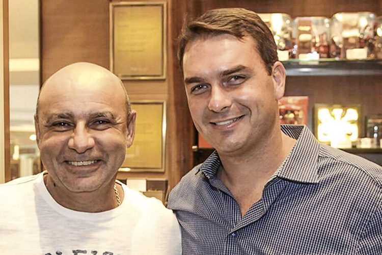 FABRICIO-QUEIROZ-FLAVIO-BOLSONARO-21.jpg O PRECURSOR - Queiroz e Flávio Bolsonaro: o ex-chefe de gabinete do parlamentar chegou a ser preso -