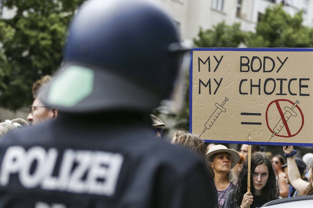 GettyImages-1234381646.jpg IGNORÂNCIA - Eles só atrapalham: protesto contra a vacinação na Alemanha -