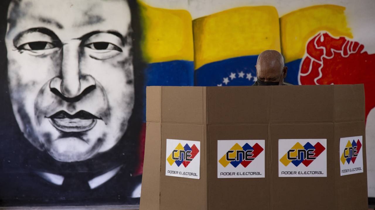 Homem vota em seção eleitoral em Caracas, Venezuela - 22/11/2021