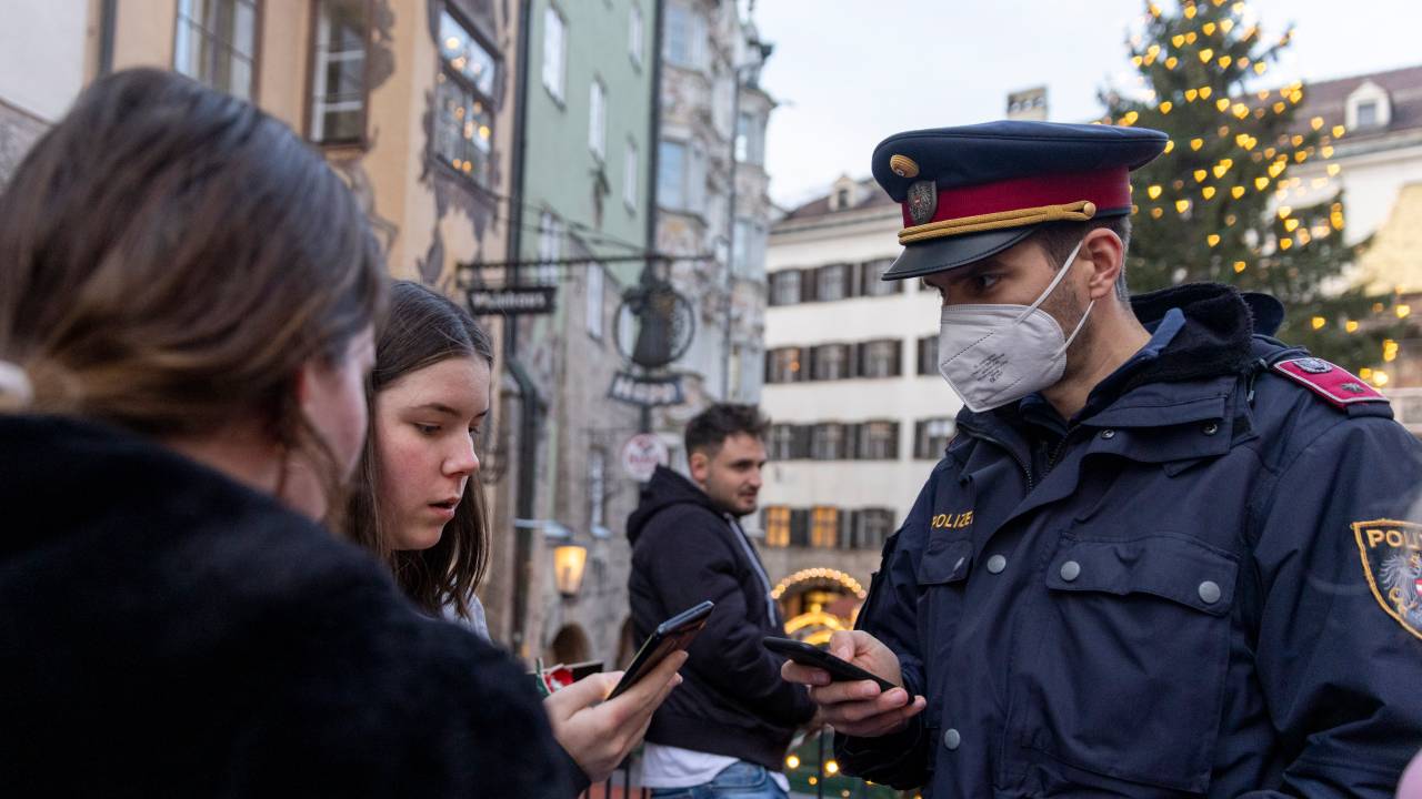 Policial checa comprovantes de vacinação em Innsbruck, Áustria