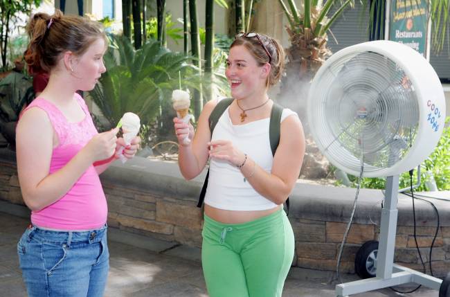 NV: Heat Wave Scorches Most of U.S. Jovens se refrescam durante verão quente em Las Vegas, nos EUA