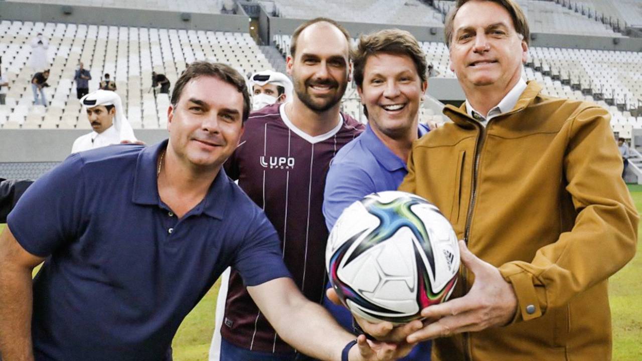 JUNTINHOS - Com o clã, em Bahrein: fiel ao “presidente mais galã da história” -