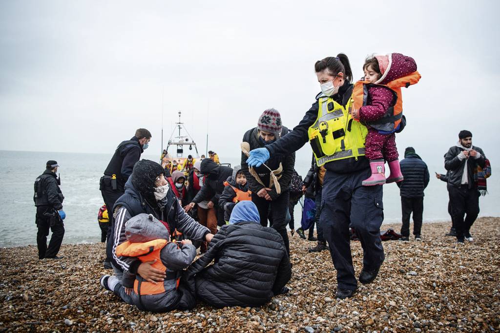 MIGRANTES-CANAL-DA-MANCHA-000_9TB2CD.jpg SOBREVIVENTES - Pessoas são resgatadas depois do acidente e levadas a uma praia na costa britânica: travessia de alto risco que atrai cada vez mais gente -