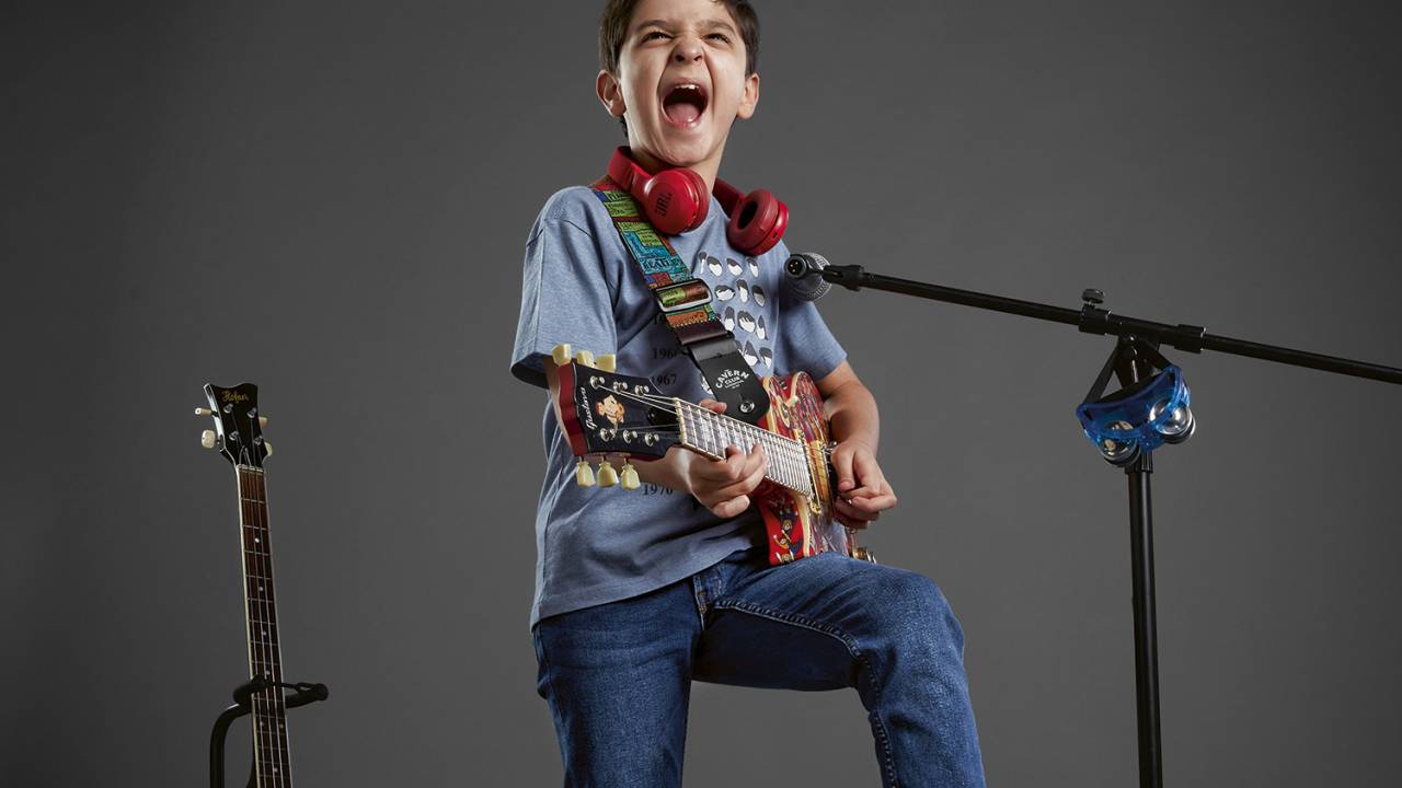 BEATLEMANÍACO - Gustavo Saldanha, 8 anos, conheceu os Beatles aos 5 e se apaixonou (hoje toca sete instrumentos). Na pandemia, viu aflorar seu gosto por tecnologia e empreendedorismo. Dá aulas virtuais aos avós e já sonha em criar o próprio estúdio -