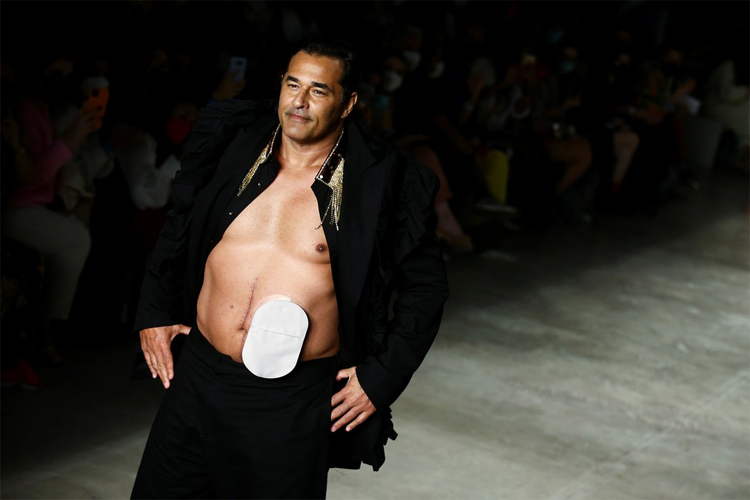 O ator e apresentador Luciano Szafir, em desfile com bolsa de estomia na SPFW