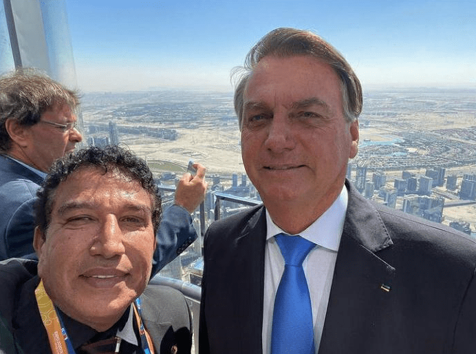 O ex-senador Magno Malta (PL-ES) ao lado do presidente Jair Bolsonaro (sem partido) em Dubai; ao fundo, o ministro do Turismo Gilson Machado Neto