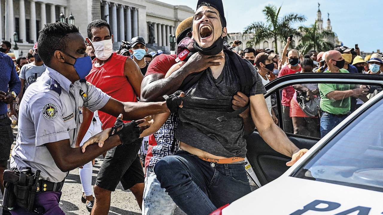 REPRESSÃO - Manifestante é detido pela polícia em Havana: jovens foram às ruas em um ato como não se via fazia décadas -