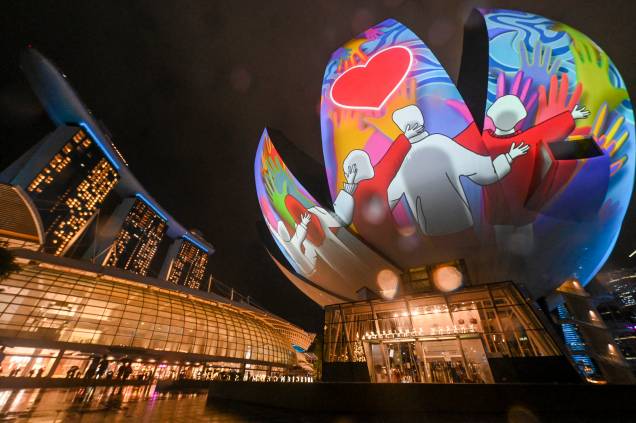 Projeção de luz no ArtScience Museum de Marina Bay celebra a chegada de 2022 em Singapura Projeção de luz no ArtScience Museum de Marina Bay celebra a chegada de 2022 em Singapura