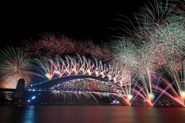 Fogos de artifício celebram a chegada de 2022 na famosa Harbour Bridge e Opera House de Sidney, na Austrália Fogos de artifício celebram a chegada de 2022 na famosa Harbour Bridge e Opera House de Sidney, na Austrália