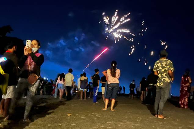Pequeno grupo assiste a queima de fogos em Bali, na Indonésia Pequeno grupo assiste a queima de fogos em Bali, na Indonésia