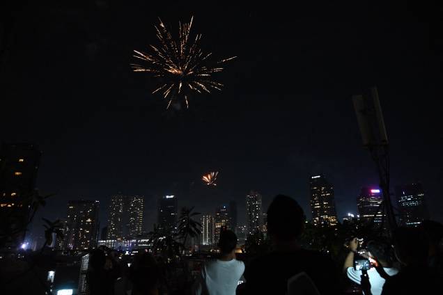Fogos de artifício foram disparados, apesar de proibição do governo, em Jacarta, na Indonésia Fogos de artifício foram disparados, apesar de proibição do governo, em Jacarta, na Indonésia