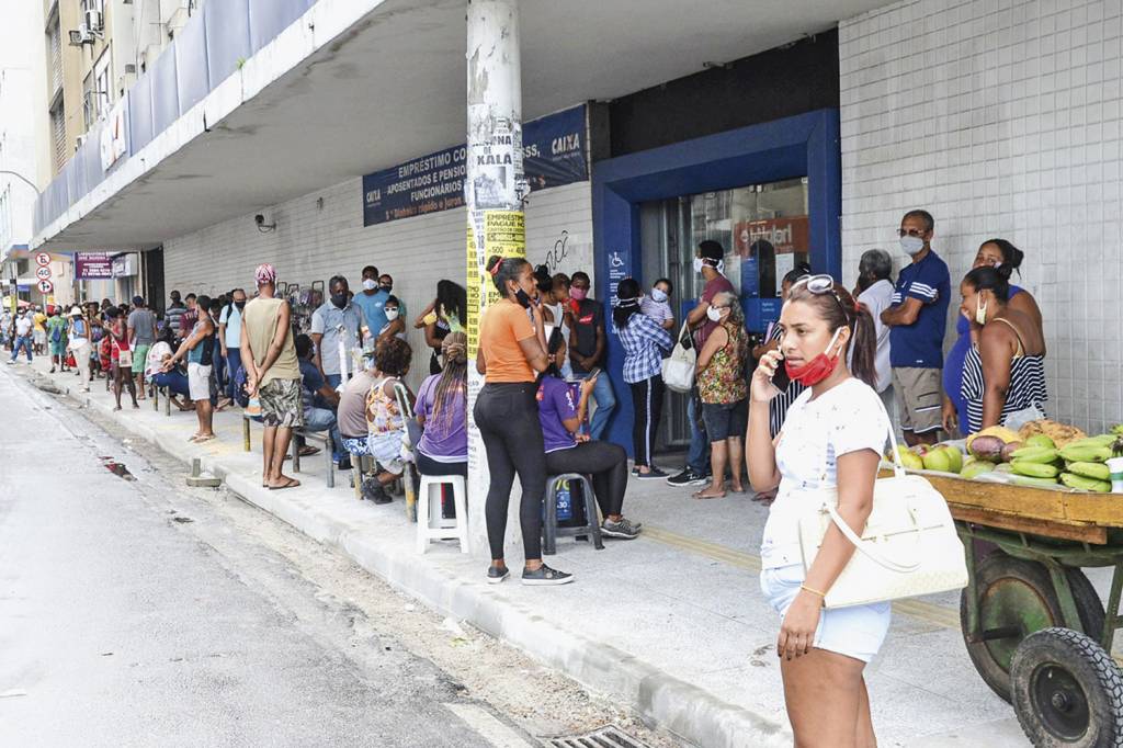 20201126110513993_23.jpg IMPACTO - Fila de beneficiários de programa social: peso importante no Nordeste -