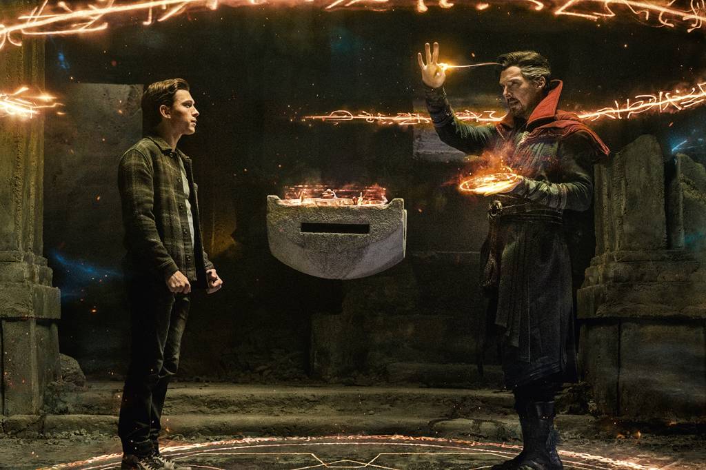 3-FILME-SPIDER-MAN—NO-WAY-HOME-02.jpg ENTRE MUNDOS - Holland e Cumberbatch: o feitiço para apagar a memória acaba abrindo as portas para outros universos -