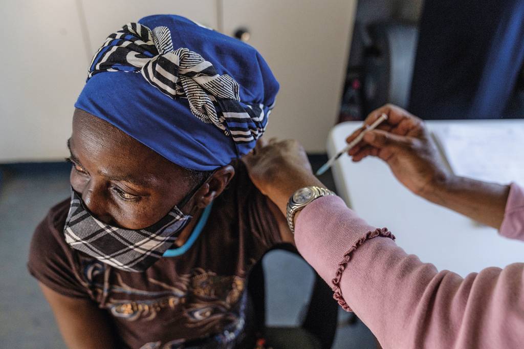 AFRICA-AP21335521215686.jpg FALTOU VACINA - Na África do Sul: a escassez de imunizantes fez aumentar as hospitalizações causadas pela ômicron -