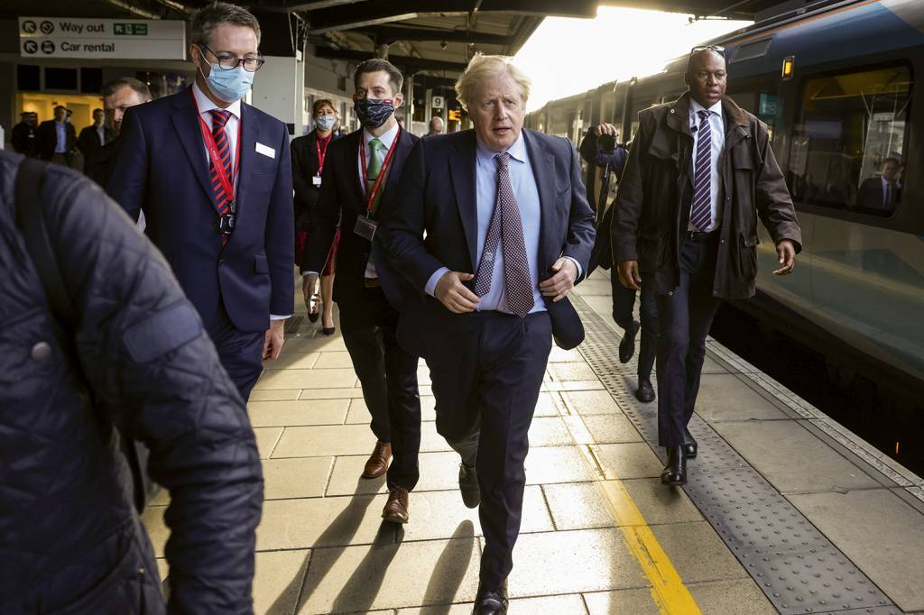 Avanço da ômicron é mais um problema para Johnson, cercado de escândalos