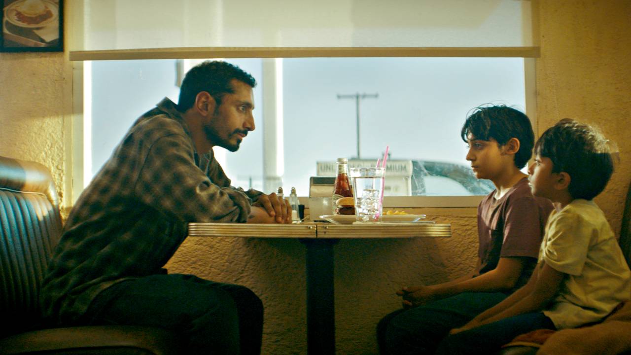 DISTOPIA - Riz Ahmed e seus filhos em Encounter: família em meio ao caos -
