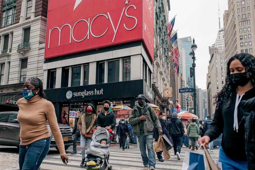 Last-Minute Shoppers Hit The Stores On Christmas Eve EXUBERÂNCIA - Comércio em Nova York: o PIB americano pode crescer mais de 3% em 2022, contra menos de 1% no Brasil -