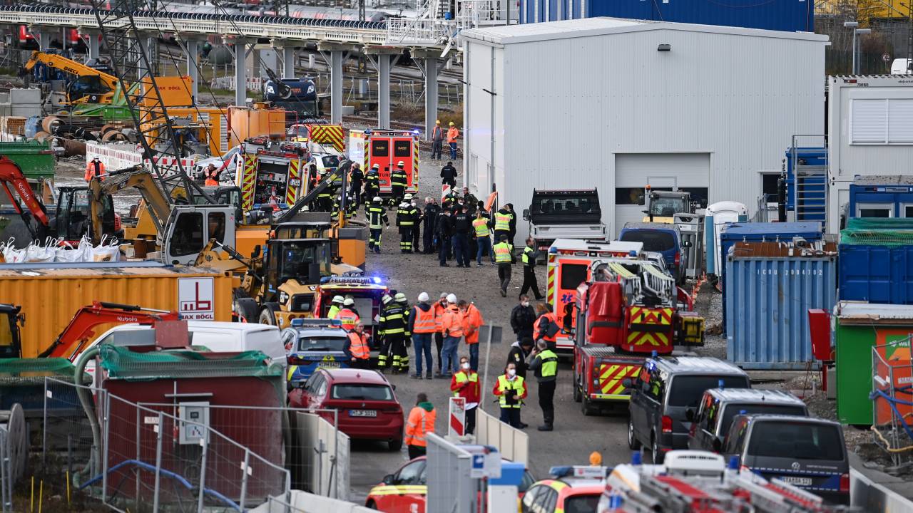 Bombeiros e policiais cercam local onde bomba da 2ª Guerra Mundial foi detonada em Munique, Alemanha - 01/12/2021