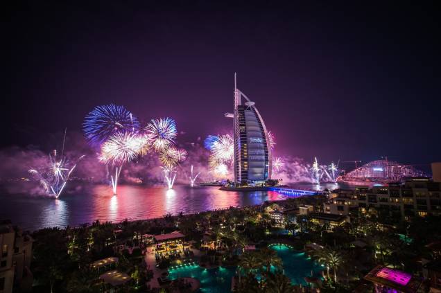Queima de fogos de artifício em Dubai, nos Emirados Árabes Unidos - Queima de fogos de artifício em Dubai, nos Emirados Árabes Unidos -
