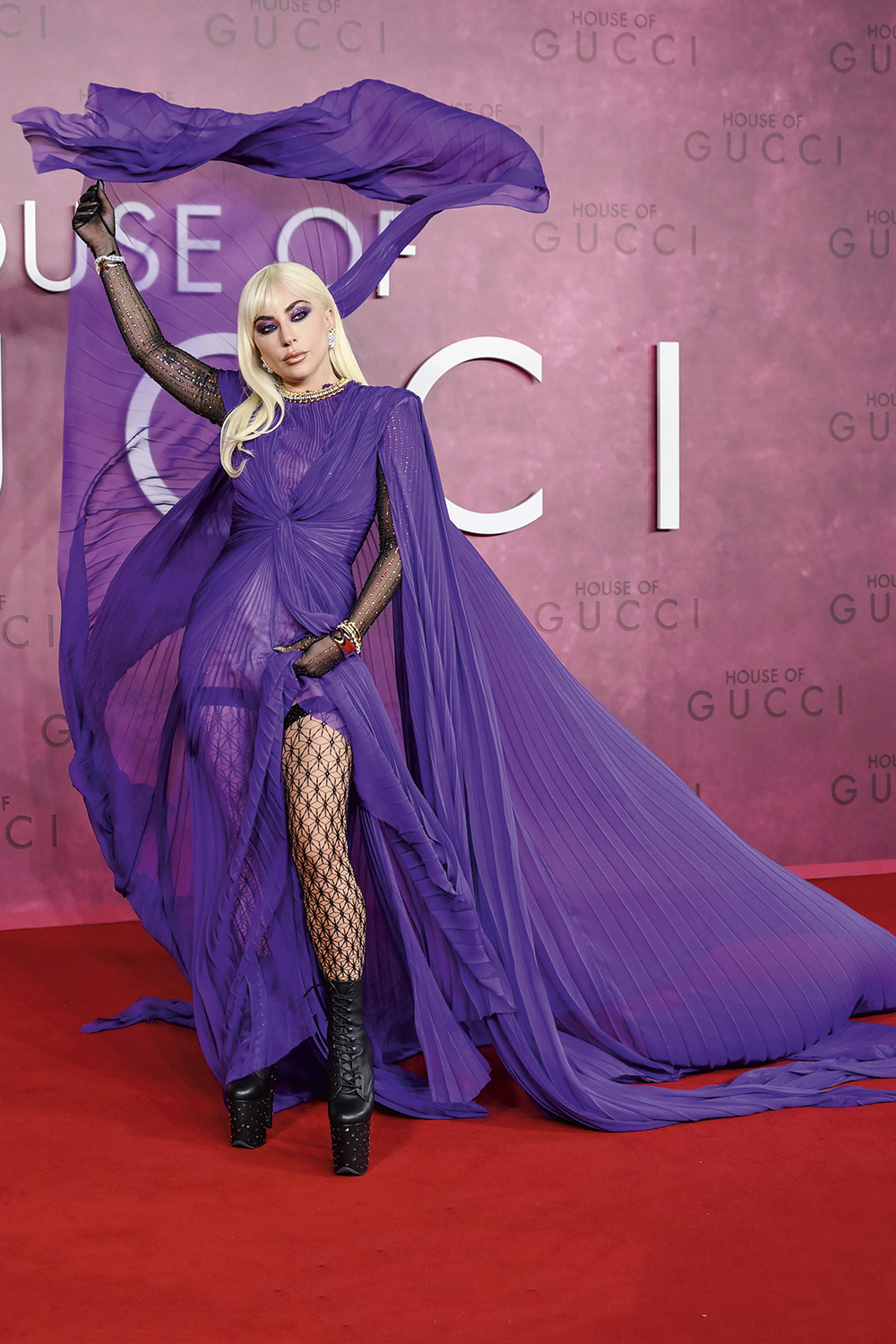 GettyImages-1352356188.jpg EXTRAVAGANTE - Lady Gaga: luxo e meia arrastão em mistura improvável e sensual -