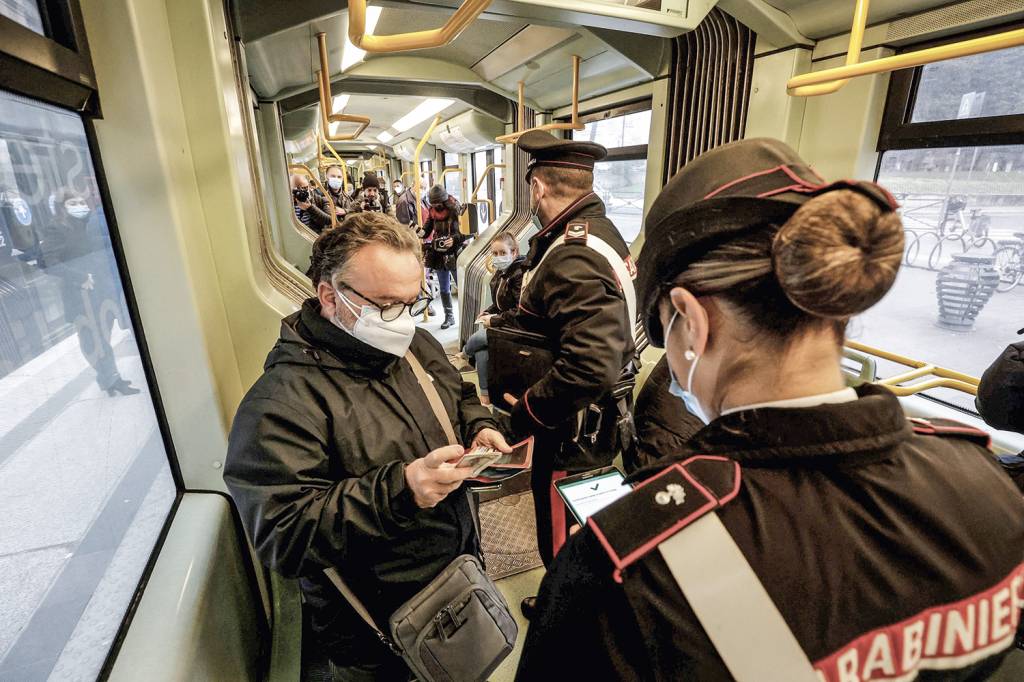 ITALIA-GREEN-PASS-2021—57339310.jpg PASSAPORTE - Controle na Itália: apenas cidadãos comprovadamente imunizados podem usar o transporte público -