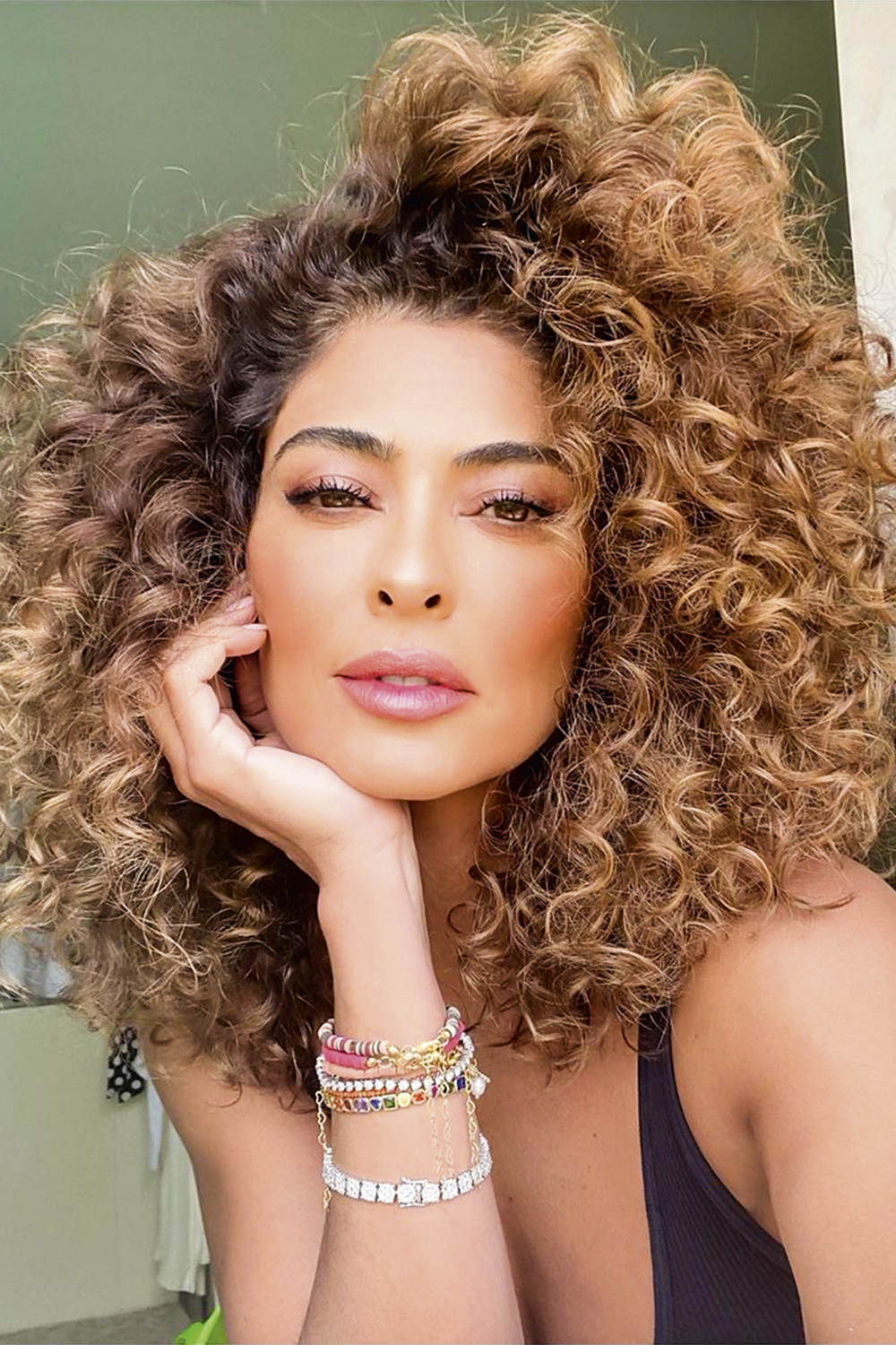 JULIANA-PAES—INSTAGRAM-@JULIANPAES-121-2021.jpg2 DESTAQUE - Juliana Paes: os fios negros e encorpados ajudam a iluminar o rosto da atriz -