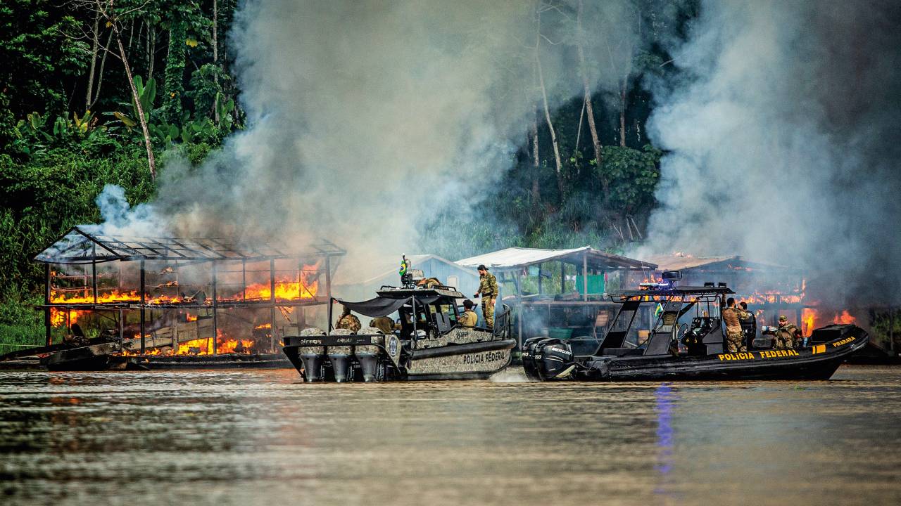 Balsas de garimpo incendiadas em operacao da Policia Federal, no Rio Madeira -