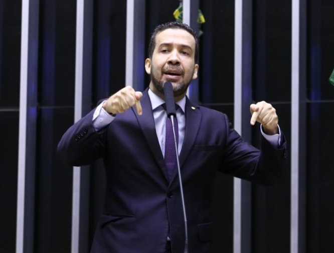 Janones: “Tentam construir o ‘desenvolvimento’ pelo teto, sem as paredes”