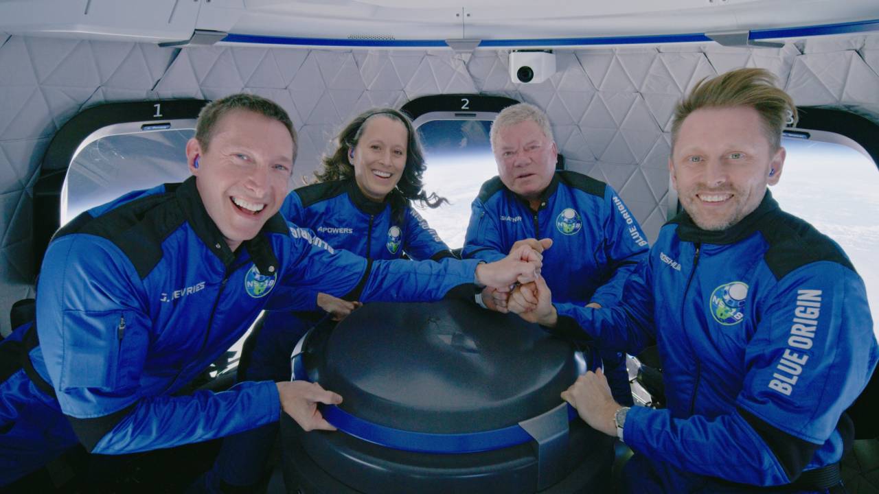 William Shatner e o resto da tripulação da missão NS-18 -