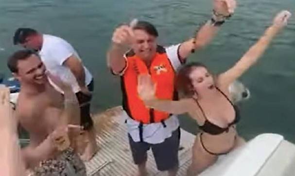 Enquanto Bolsonaro dança funk, FT esmiuça sua vida com Centrão