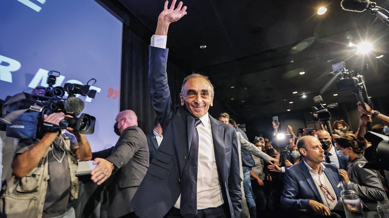 BARULHO - Zemmour, sósia de Aznavour: citações literárias e humor ácido dão visibilidade ao discurso contra imigrantes -