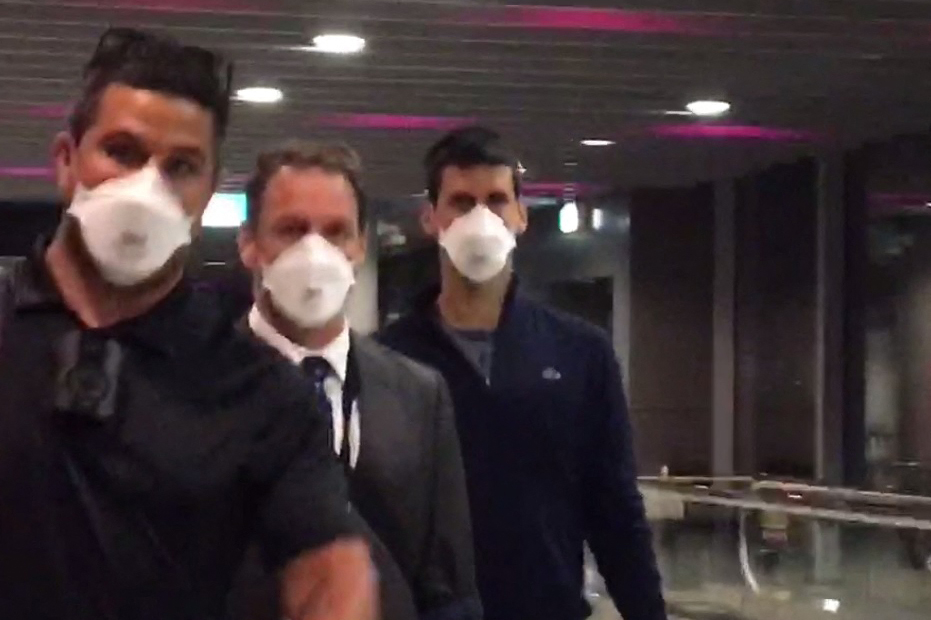 Novak Djokovic no Aeroporto de Melbourne, na Austrália