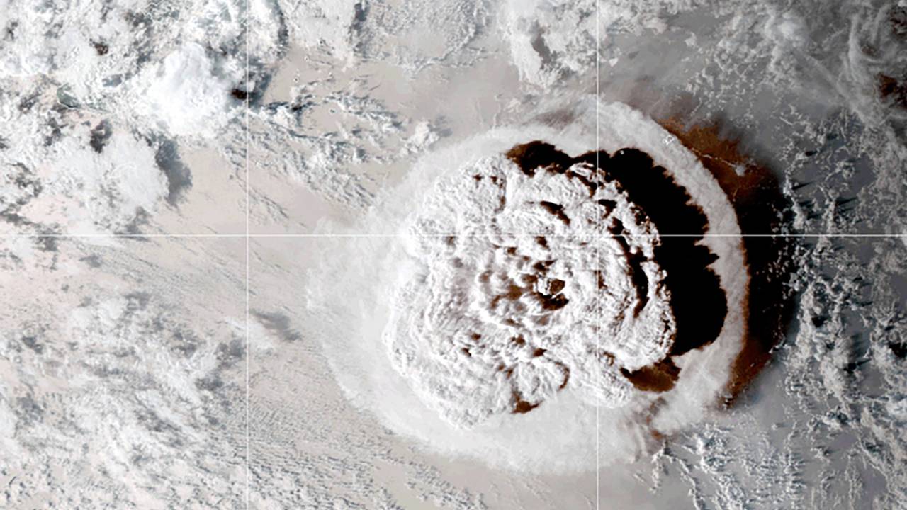 Erupção do vulcão Hunga Tonga Hunga Ha'apai, que causou um tsunami com ondas de até 15 metros de altura que atingiram várias ilhas do país de pouco mais de 100.000 habitantes.