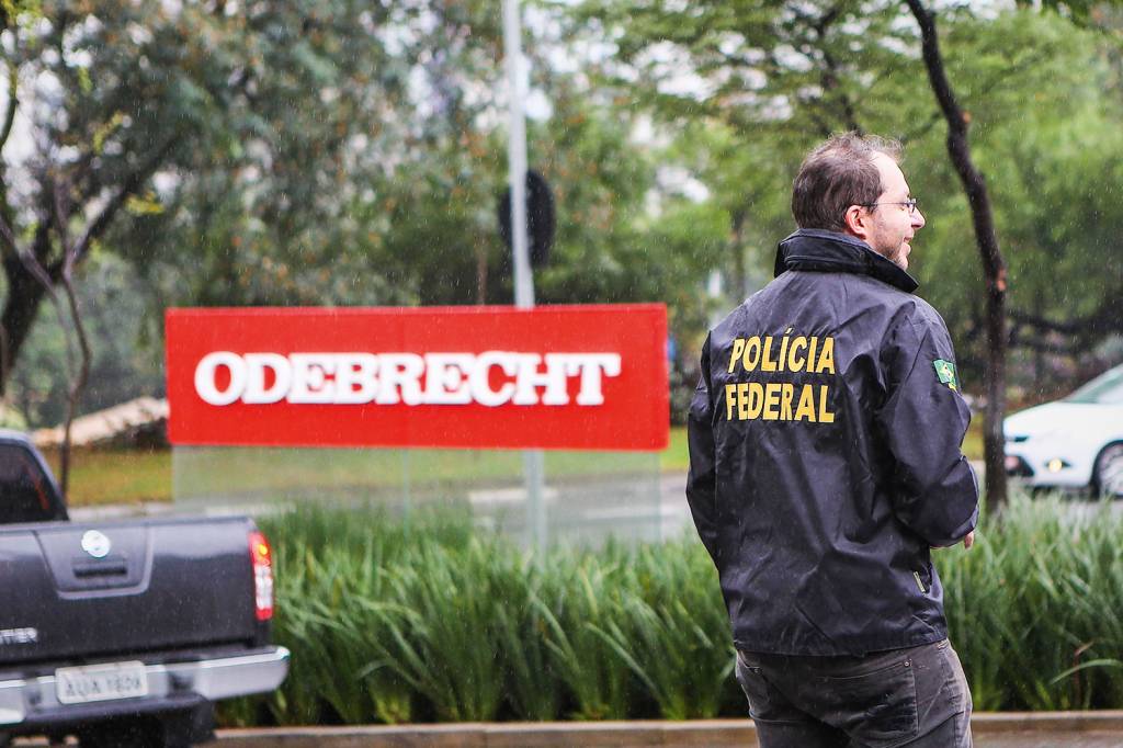 Agentes da PF na Odebrecht, em SP LIGAÇÃO - A Odebrecht: cliente graúda do mesmo escritório do ex-magistrado -