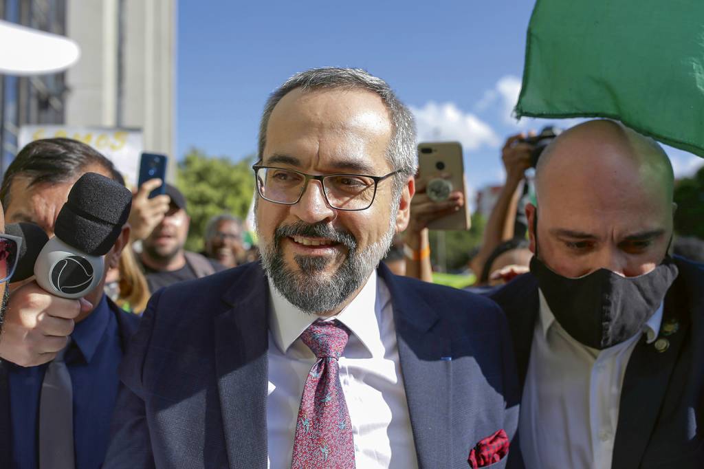 Campanha de Lula usa Weintraub para atacar Bolsonaro