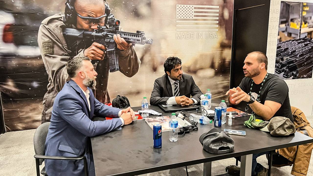 GAROTO-PROPAGANDA - Eduardo Bolsonaro: elogio a pistolas da Caracal após conversa com a empresa americana -