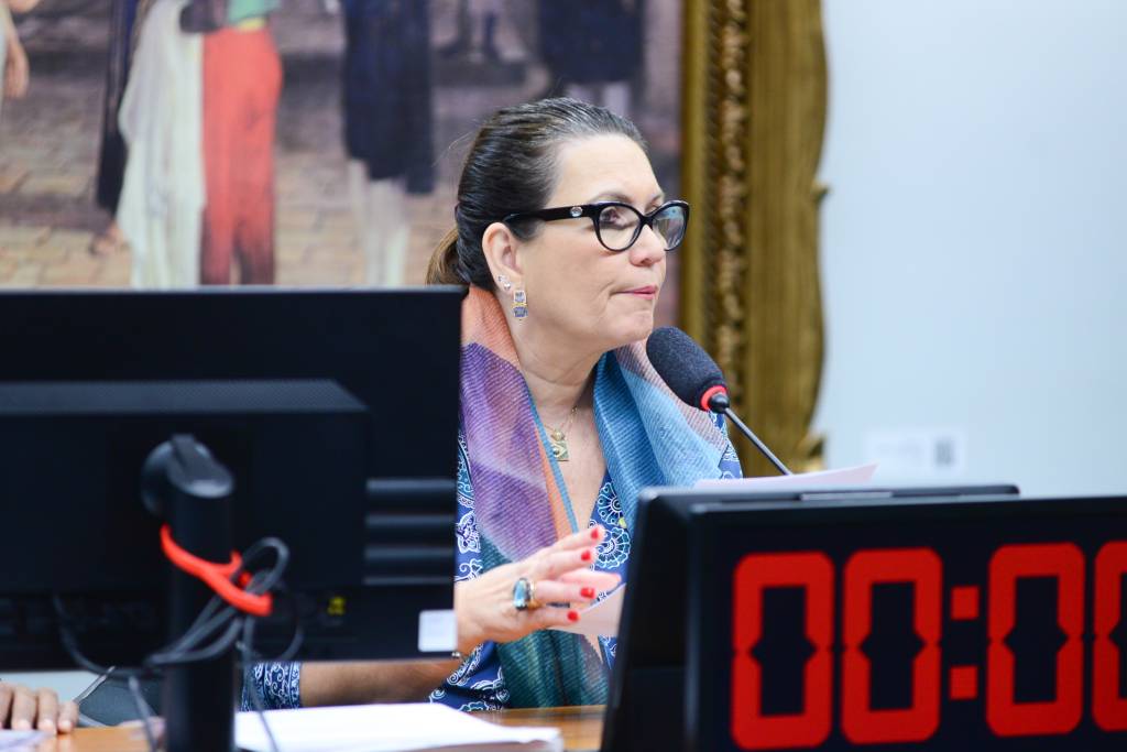 Deputada promete ressuscitar projeto que barra mulher trans em esportes femininos