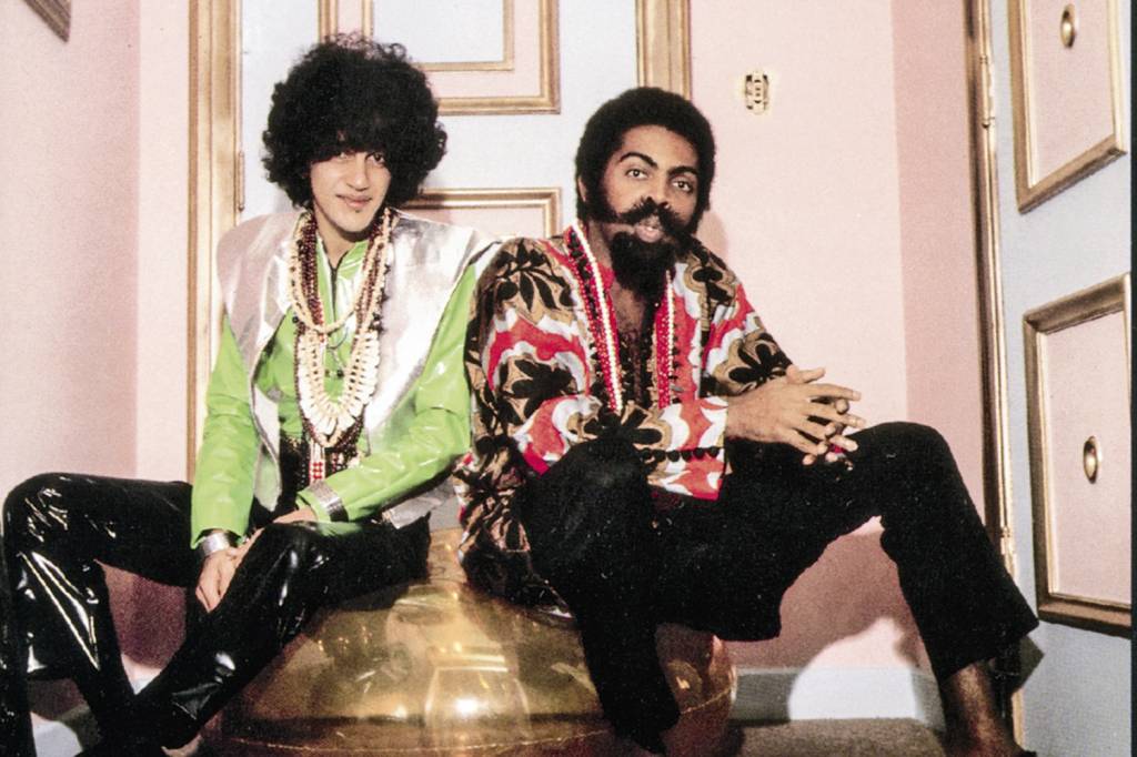 CAETANO-VELOSO-E-GILBERTO-GIL-1968-em-Londres-durante-exílio.jpg HERANÇA MUSICAL - Caetano e Gil: o tropicalismo levou o ideário modernista à sala de estar da classe média -