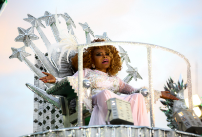 DEUSA DA VILA VINTÉM. A cantora Elza Soares no abre-alas da Mocidade no carnaval de 2019: escola de Padre Miguel prepara uma homenagem à cantora no desfile deste ano, no enredo sobre Oxóssi