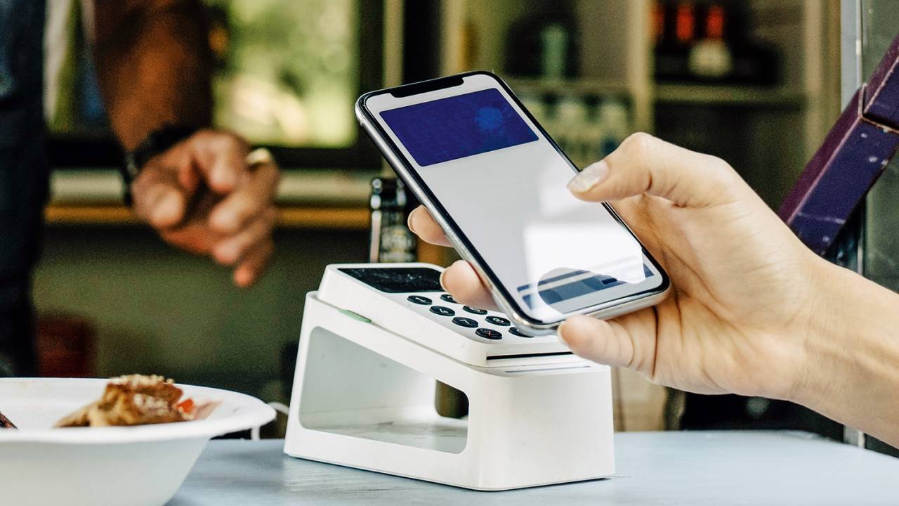 NO CELULAR - Pagamento instantâneo: o primeiro passo no processo de digitalização -