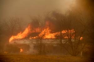 Incêndio destroi distrito comercial de Boulder, no Colorado Incêndio destroi distrito comercial de Boulder, no Colorado