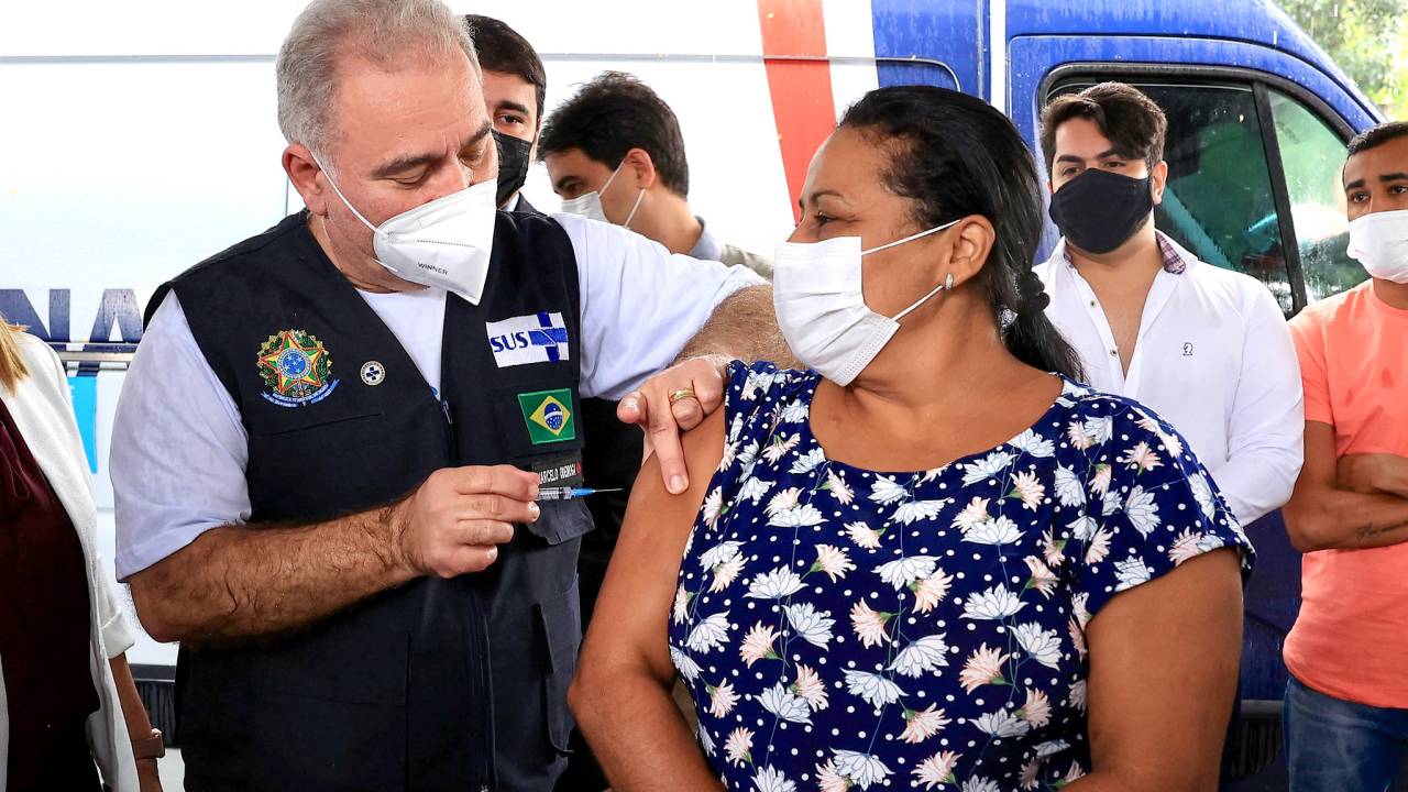 Marcelo Queiroga durante ato de vacinação contra Covid-19 no Hospital Universitário Lauro Wanderley. João Pessoa (PB), em 15 01 2022