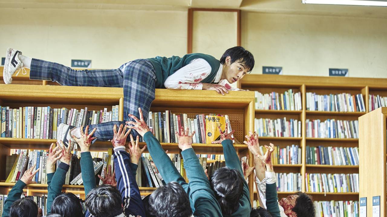 SABATINA - Chung-san (Chan-Young Yoon) em apuros na biblioteca: o horror também está no bullying e na pressão -