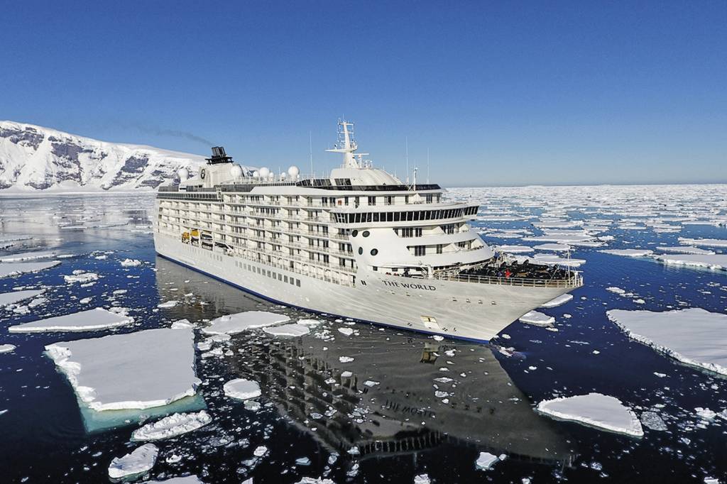 THE-WORLD-RESIDENCES-AT-SEA-170505161720-the-world-in-ross-sea.jpg PIONEIRO - The World: a embarcação passou por 1 200 portos em diversos países -