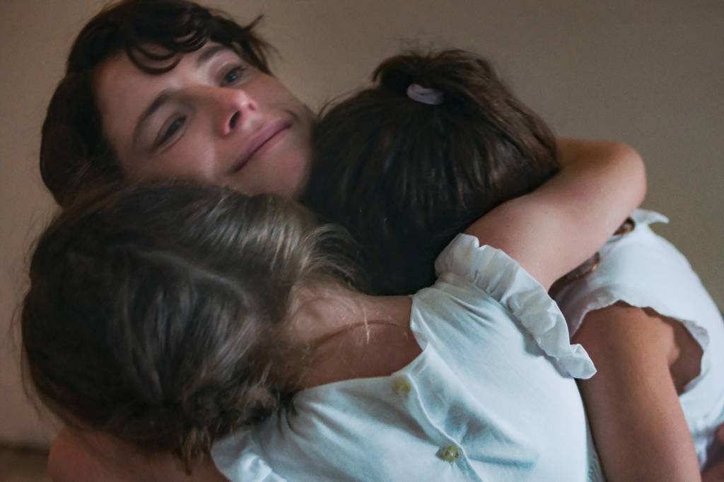THE LOST DAUGHTER. JESSIE BUCKLEY as YOUNG LEDA. CR. YANNIS DRAKOULIDIS/NETFLIX Jessie Buckley em 'A Filha Perdida' -