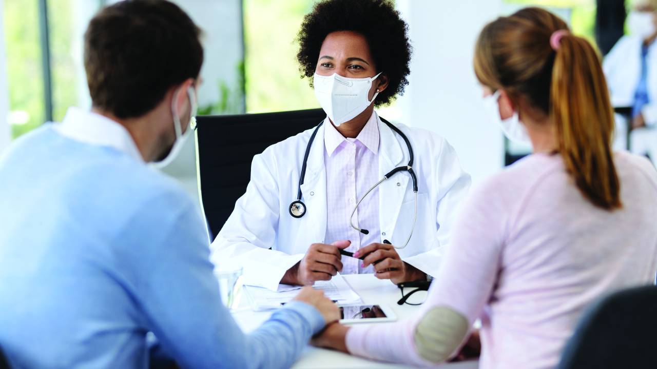 Casal realizando consulta médica.