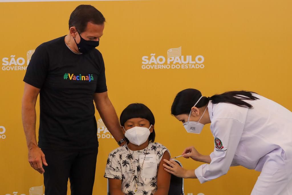 Primeira criança é vacinada contra a Covid-19