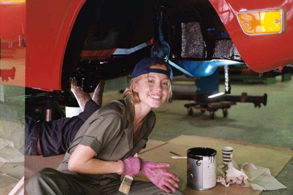 sydney-sweeney-working-on-car-1 Nas horas vagas, Sydney se dedica aos carros vintage