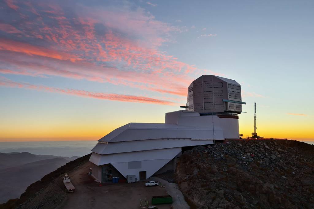 Photo of the sunset atop Cerro Pachón. MAPA DO CÉU - O observatório Vera C. Rubin: resultados a partir de 2023 -